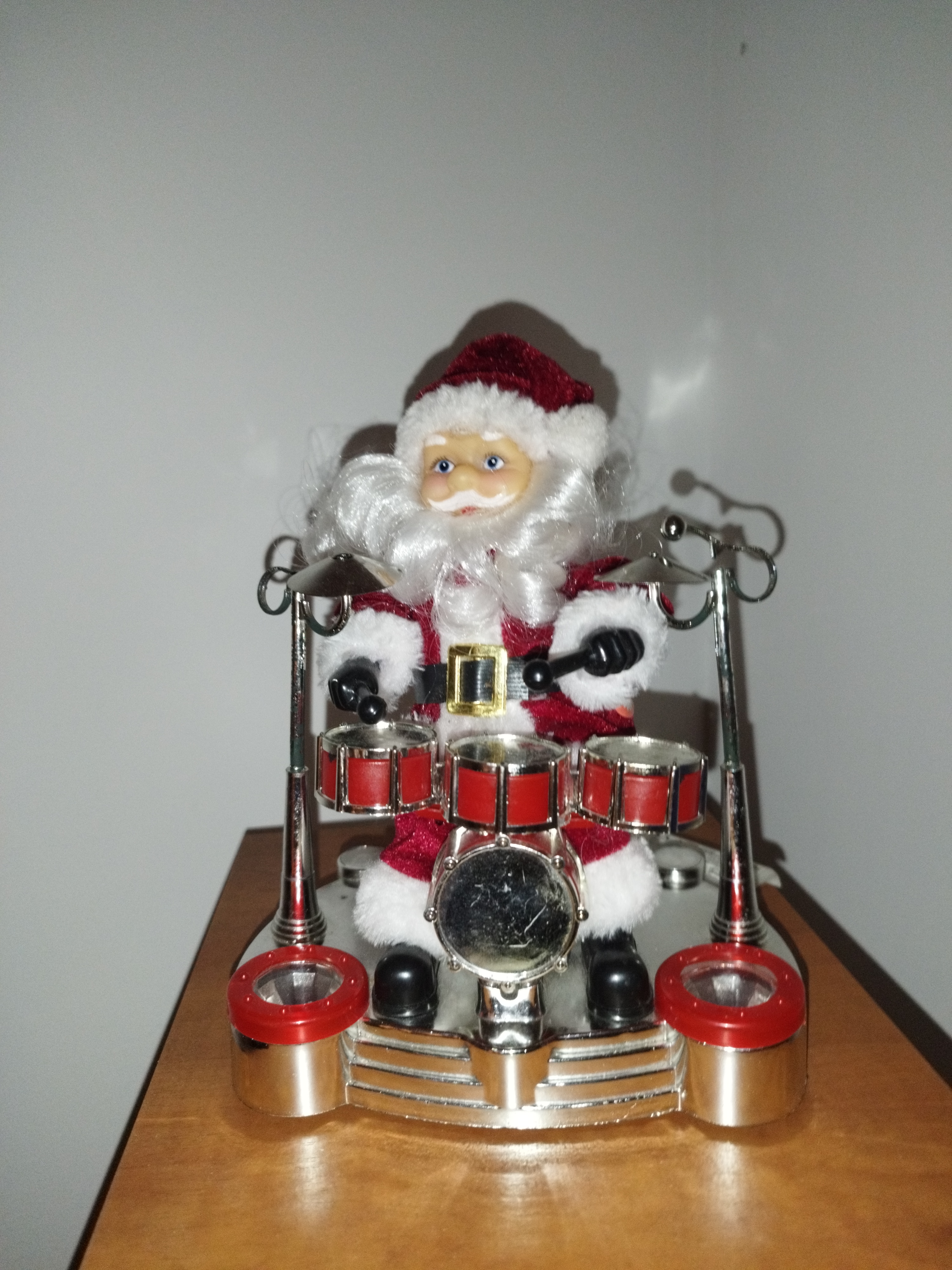 Père Noël faisant de la batterie
