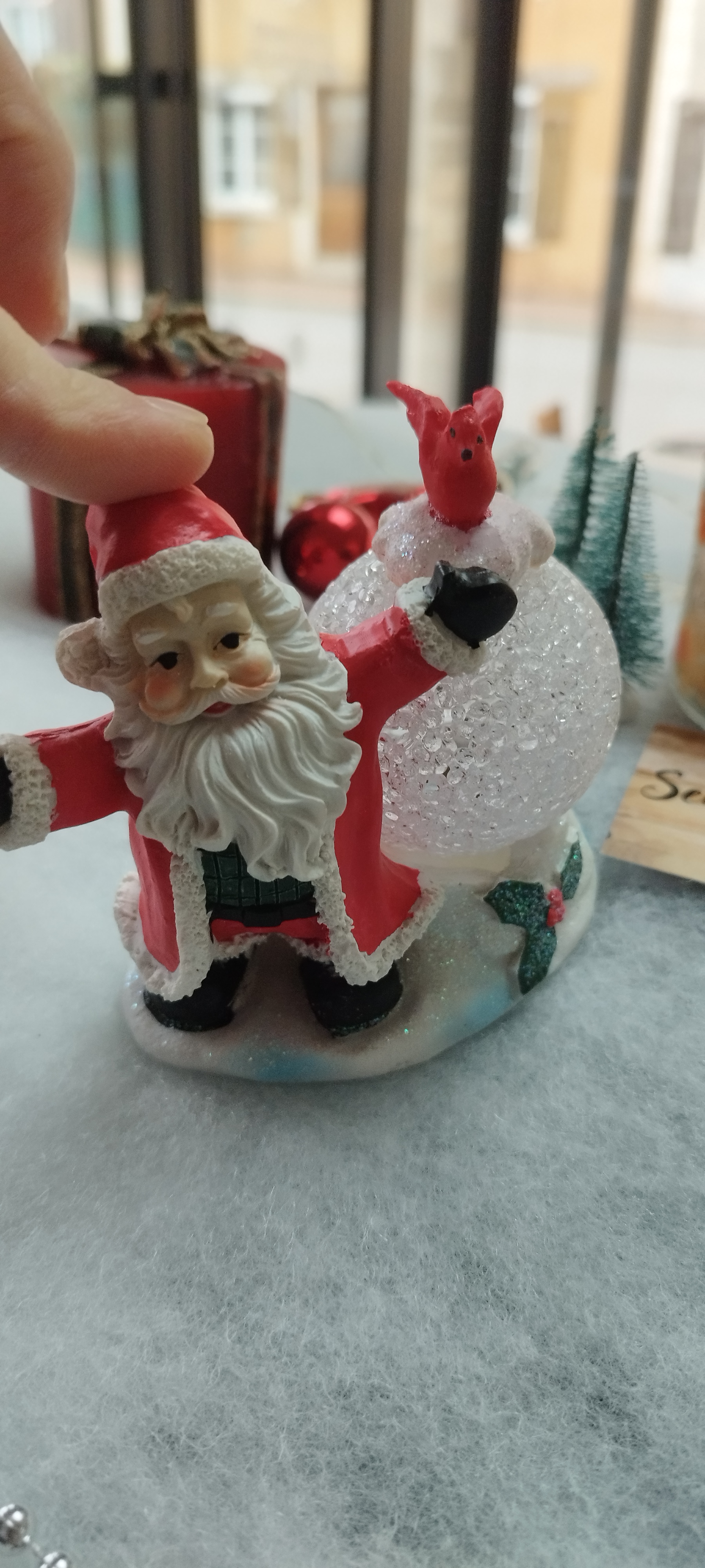 Père Noël avec boule lumineuses