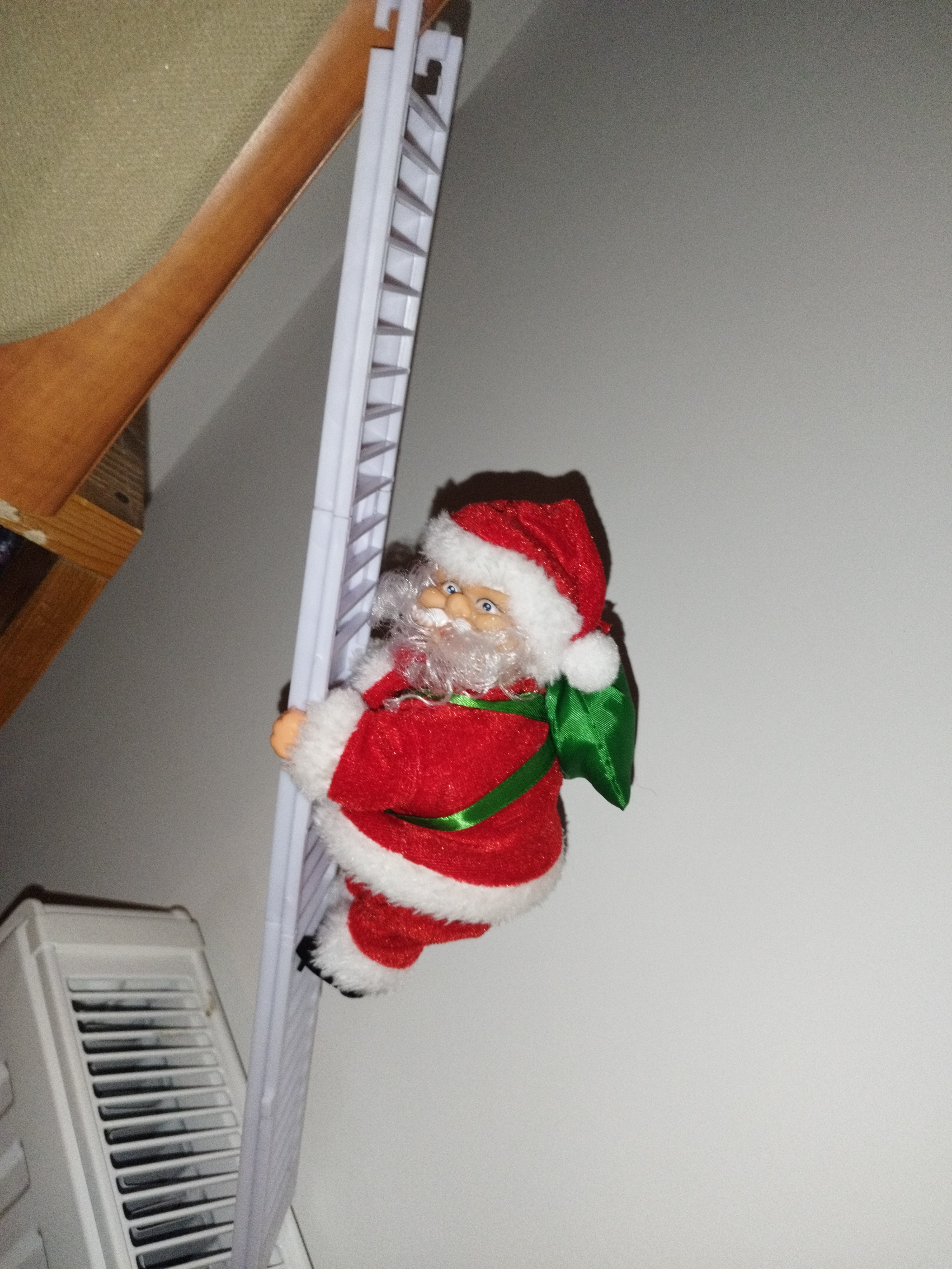 Père Noël montant descendant à l'échelle