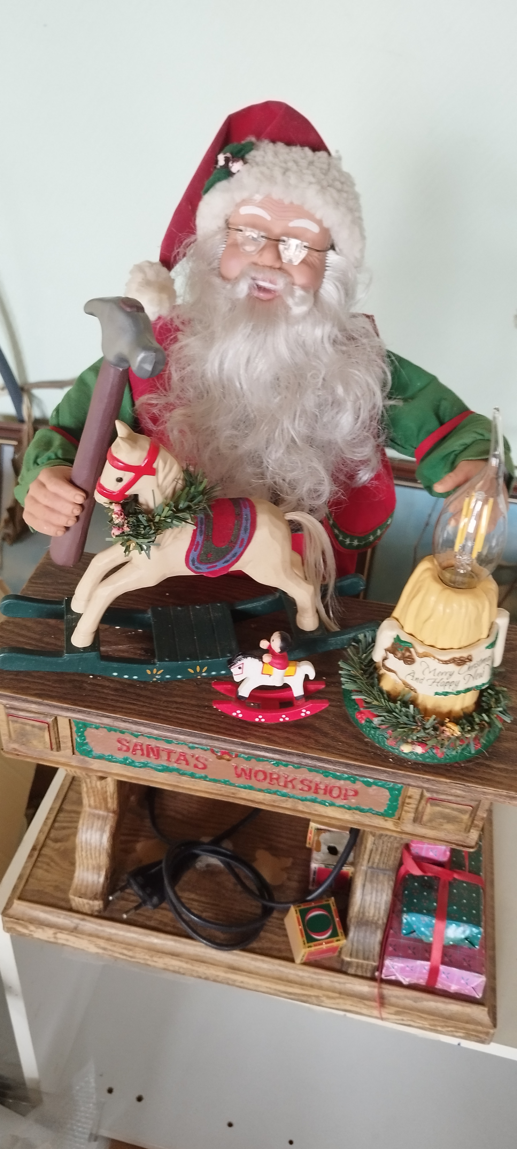 Gros père noel travailleur